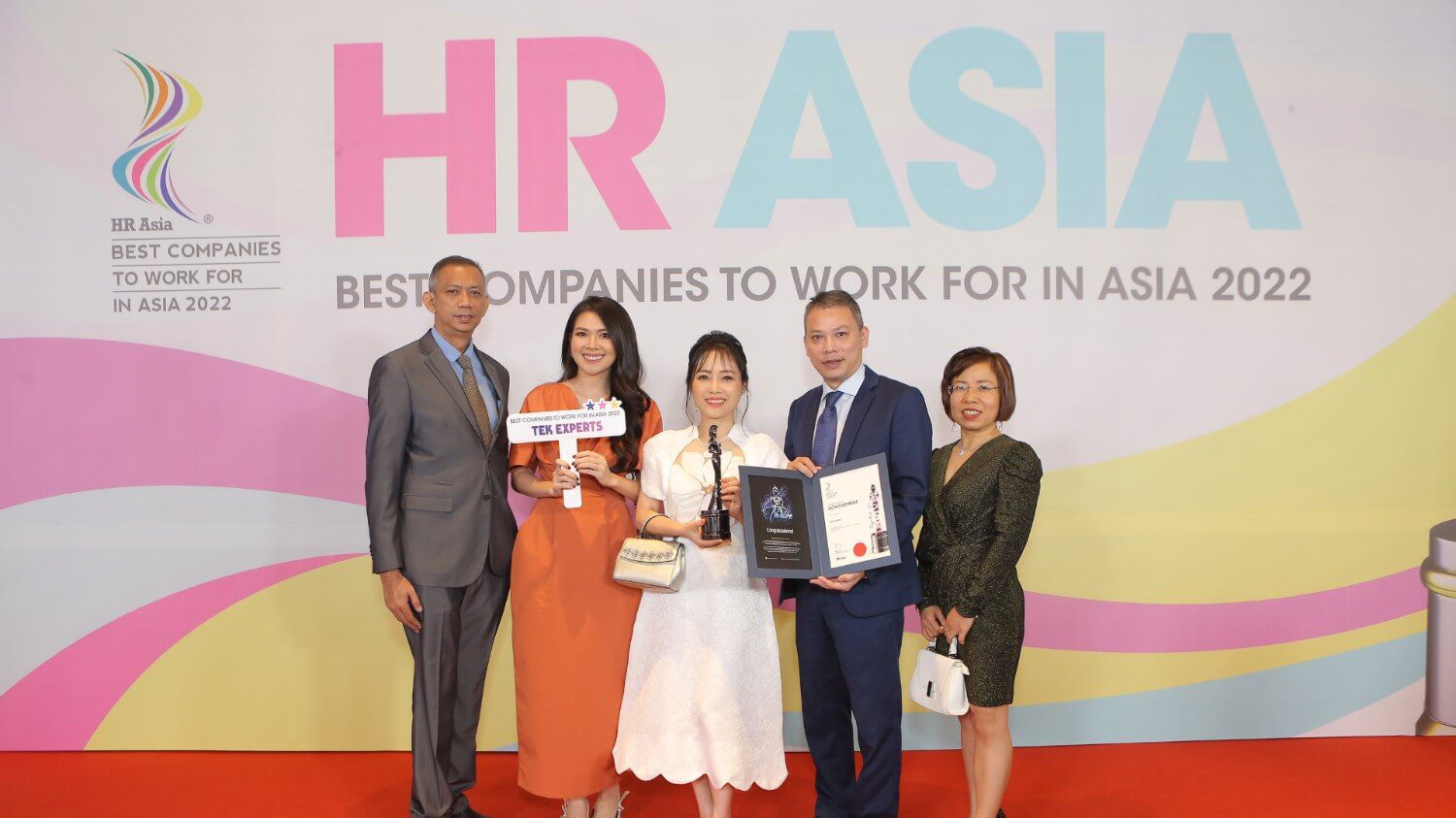 The Tek experts team posing with their HR Asia award