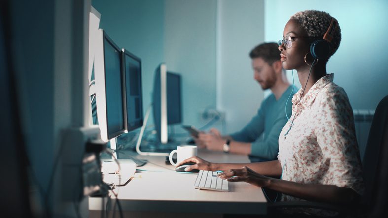 A Tek Experts tech support worker sat at her desk working